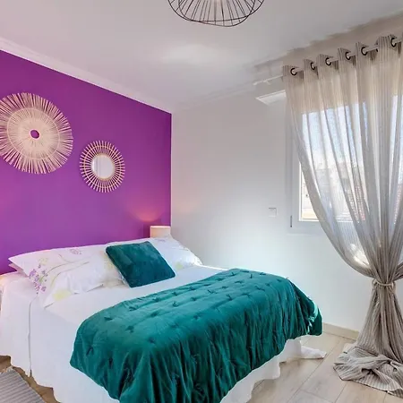 Friendly & Designed In The Golden Square Apartment