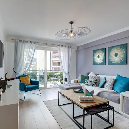 Friendly & Designed In The Golden Square Apartment *