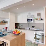Friendly & Designed In The Golden Square Apartman