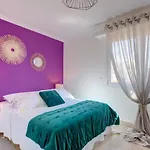 Friendly & Designed In The Golden Square Apartman